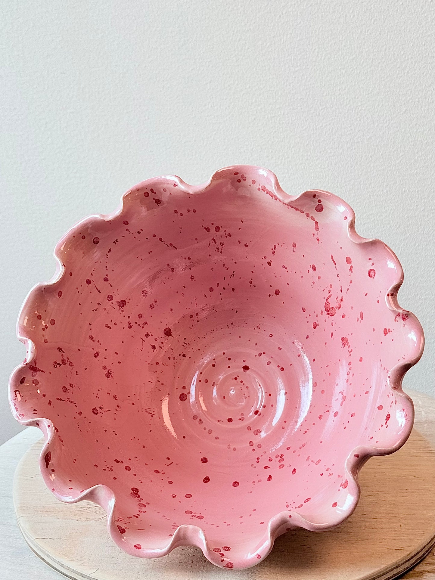 Rosa skål med rött