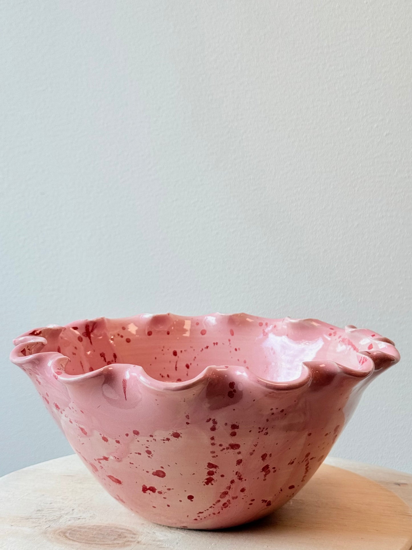 Rosa skål med rött