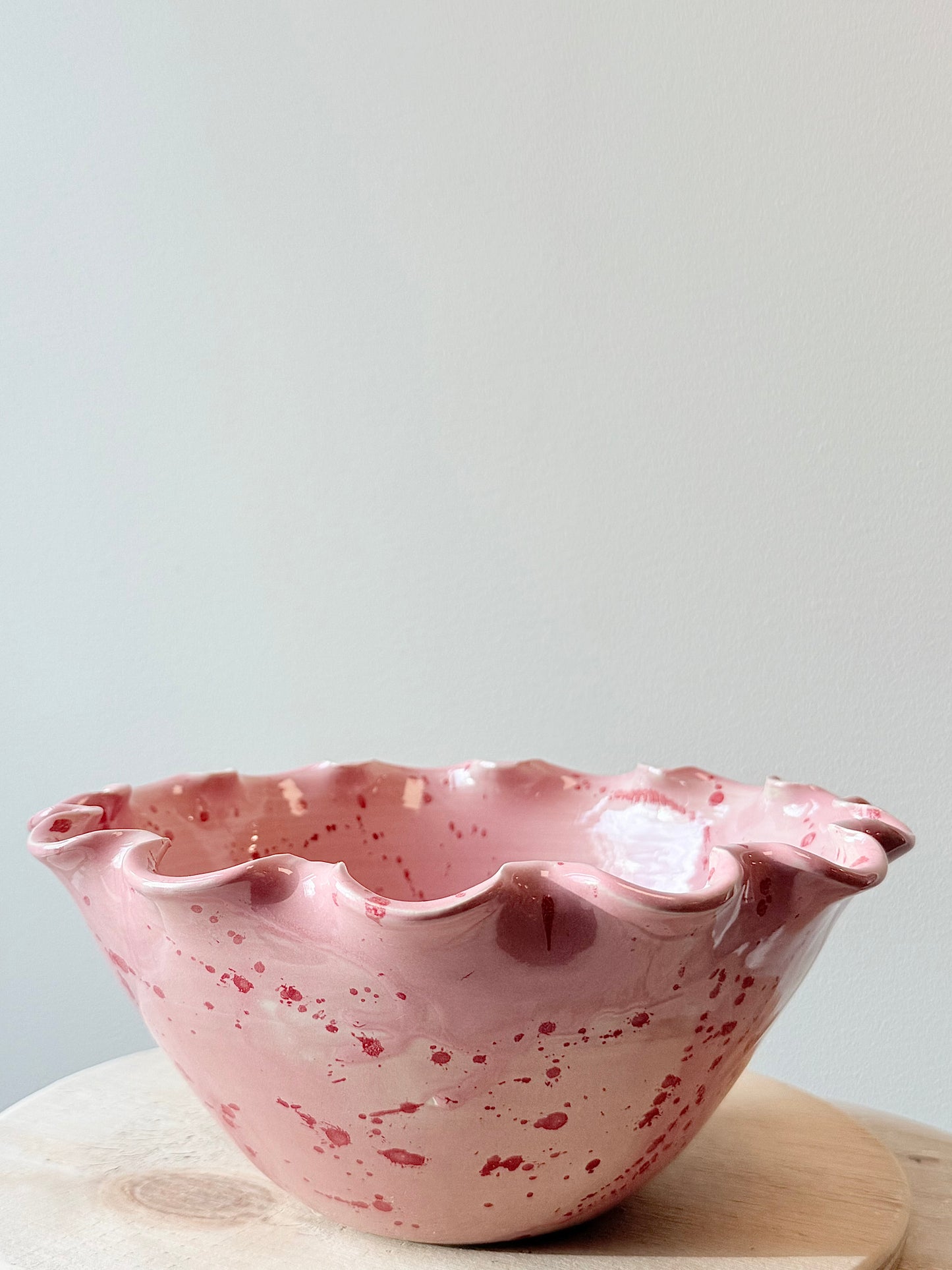 Rosa skål med rött